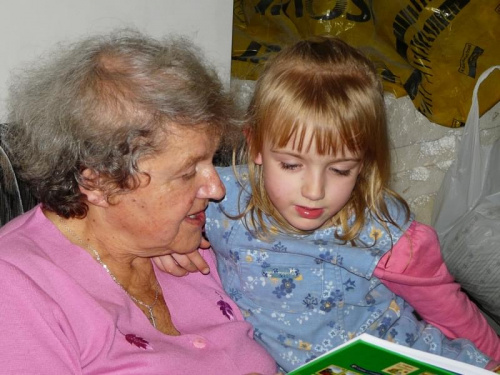 Babcia Ania czyta książeczkę. #święta