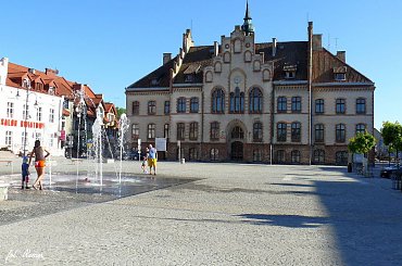 Fontanna przy placu Daszyńskiego w Piszu #Fontanna #Pisz