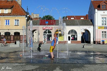 Fontanna przy placu Daszyńskiego w Piszu #Fontanna #Pisz