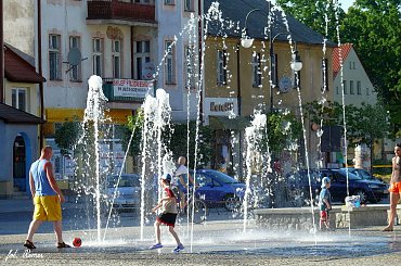 Fontanna przy placu Daszyńskiego w Piszu #Fontanna #Pisz