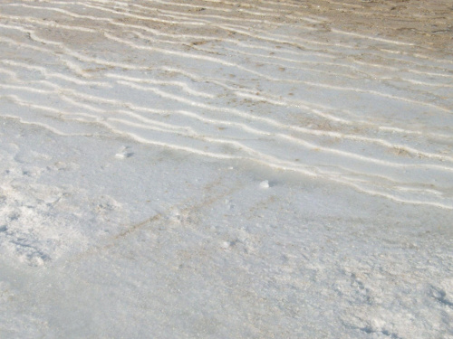 Śnieżne ślady morza na plaży