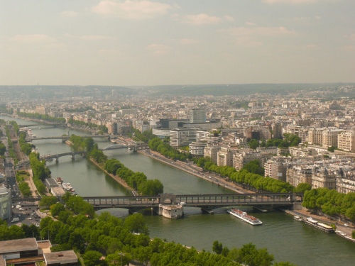 Z Wieży Eiffla - widok na Maison de Radio France i Pont de Grenelle oraz daleko Statuę Wolności #Paryż