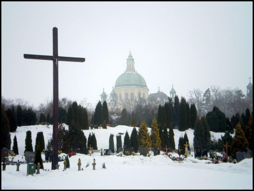 Bazylika Świętogórska w zimowej mgle