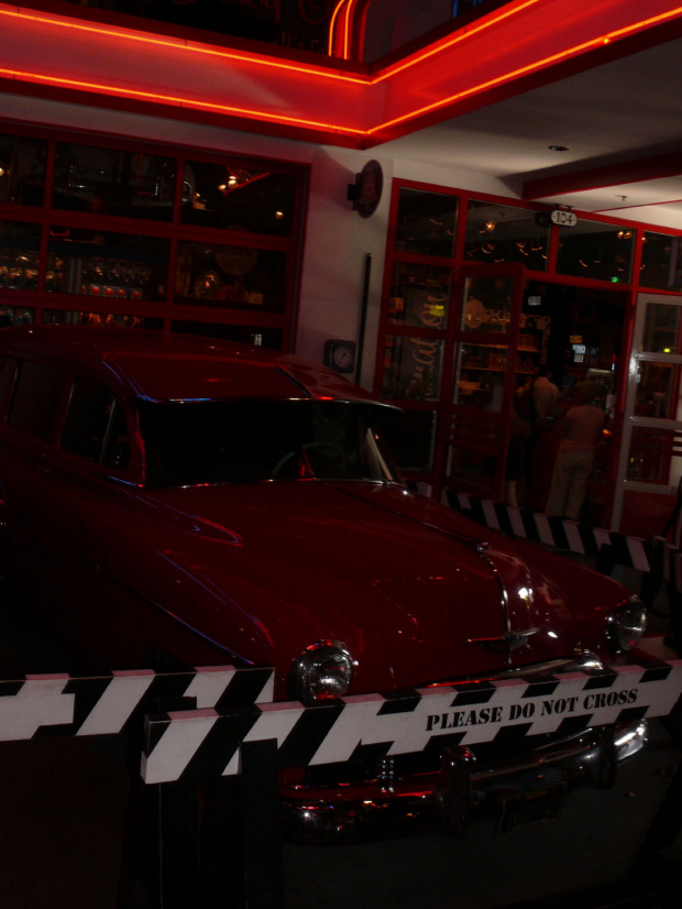 Disney Studio 1 - nie tylko samochody, ale tez stacja benzynowa z ubiegłego stulecia #Paryż