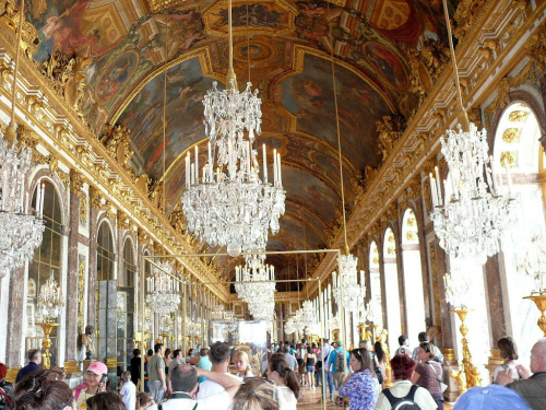 Pałac Wersalski - Galeria Zwierciadlana, 17 luster odbija światło wpadające przez 17 okien #Paryż