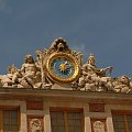 Zegar z posągami Herkulesa i Marsa wieńczący fasadę od strony Dziedzińca Marmurowego #Paryż