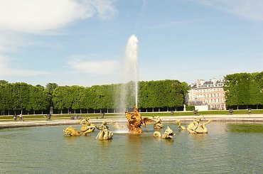 Fontanna smoka - centralną postacią jest posąg skrzydlatego potwora #Paryż