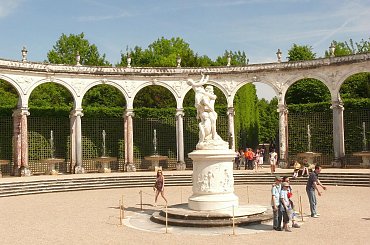 Fontanna The Colonnade Grove #Paryż