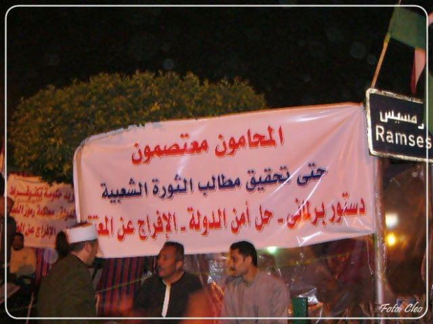 Hasla wzywajace do zjednoczenia sie Egipcjan w walce o Demokracje.