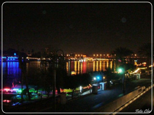 Nocny widok Nilu w centrum Cairo.