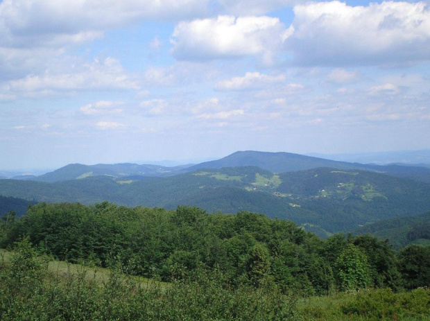 Modyń oraz Cichoń i Ostra z polany Skalne między Jasieniem a Kutrzycą. #BeskidWyspowy #beskidy #góry #jasień