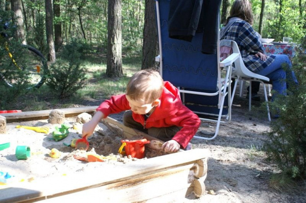 Pierwszy obiad, pierwsze sprzątanie, pierwsze sadzenie, pierwsze zabawy w piasku w sezonie '09 #las