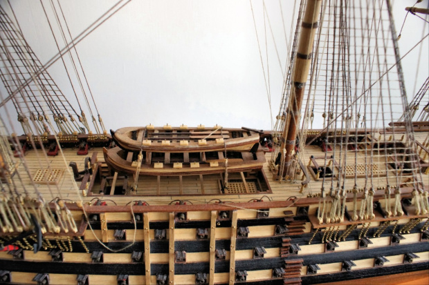 Santísima Trinidad (pełna oficjalna nazwa Santísima Trinidad y Nuestra Senora del Buen Fin) - hiszpański żaglowy okręt liniowy, zbudowany w 1769 roku, w Hawanie na Kubie. W pierwotnej formie posiadał 120 dział armatnich na trzech pokładach. Liczbę tę z...