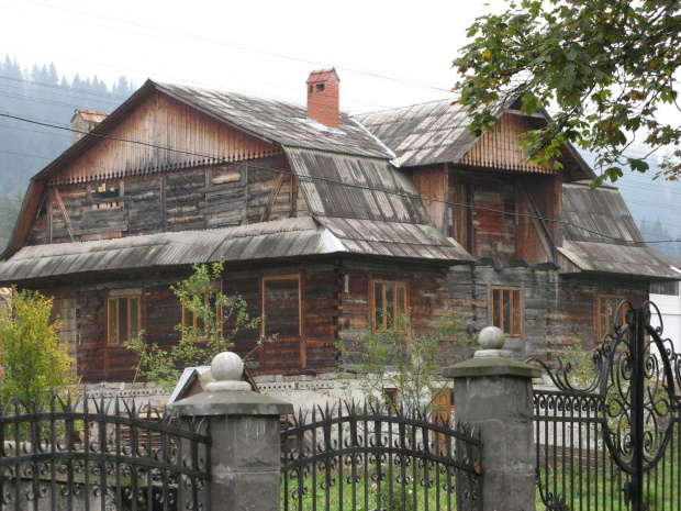 Bieszczady Wschodnie - Sławsko - stary, stylowy budynek, być może pozostałość świetności tego miejsca z końca lat 30-tych XX wieku.