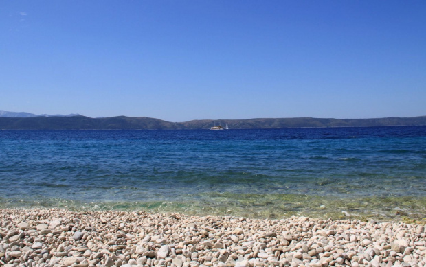 Woda jest krystalicznie czysta, ale plaże kamieniste.)