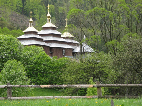 Bieszczady Wschodnie - cerkiew w Korostowie.