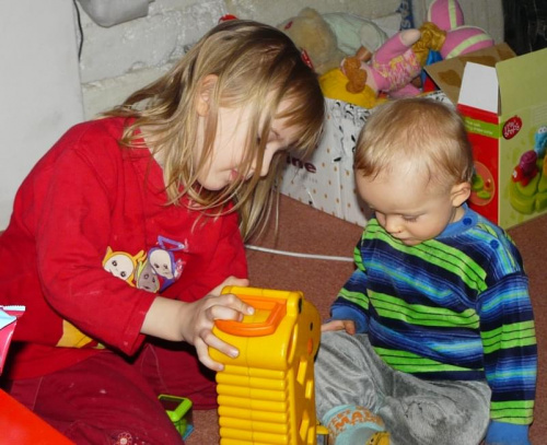 Konstancja uczy brata jak obsługiwać zabawkę. #rodzina