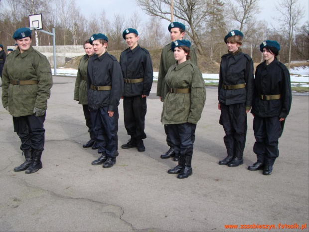 Czy to lato, czy to zima to na zbiórkę się nagina...
Terenowe ćwiczenia wiedzy o wojskowości. #Sobieszyn #Brzozowa #KlasaWojskowa