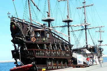 Gdynia, piracki statek, którym można zwiedzać port. #statki