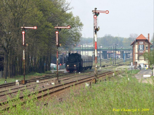 Ol49-69 z poc. osobowym Wolszyn-Poznań opuszcza stację poczatkową. Widok znany chyba wszytskim miłośnikom parowozów. 17.04.2009 #kolej #PKP #wiosna #Wolsztyn #Ol49