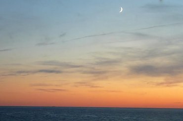 Słońce pod horyzontem, na niebie sierp księżyca. #zachody