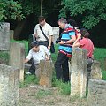 Rabbi Leonard Levin odczytuje napis z macewy. #StaszówKierkut