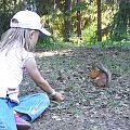 Konstancja karmi wiewiórkę. #dzieci #zwierzęta