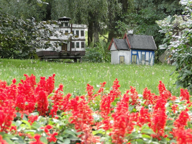 Kolekcja uli w kształcie miniatur najważniejszych zabytków regionu przy dworku - muzeum im. bł . Edmunda Bojanowskiego