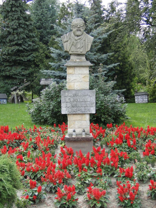 Pomnik błogosławionego Edmunda Bojanowskiego obok dworku w Grabonogu