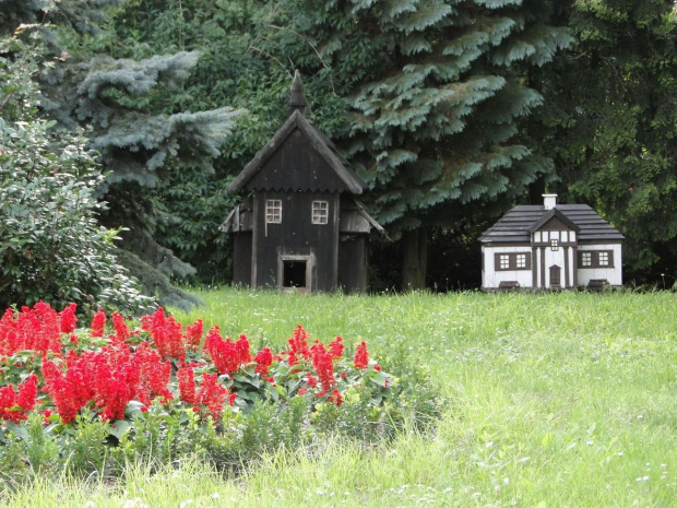 Kolekcja uli w kształcie miniatur najważniejszych zabytków regionu przy dworku - muzeum im. bł . Edmunda Bojanowskiego