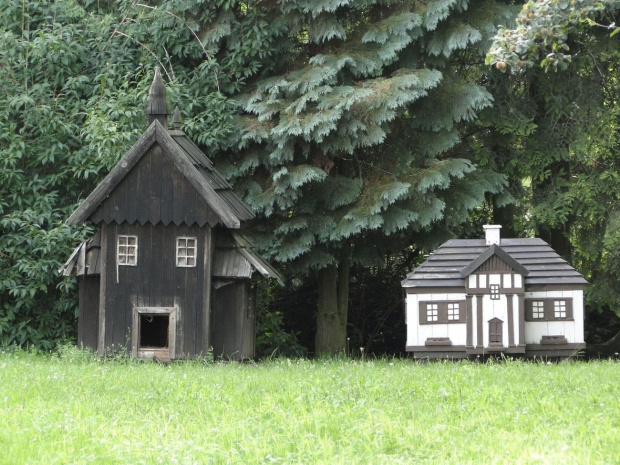 Kolekcja uli w kształcie miniatur najważniejszych zabytków regionu przy dworku - muzeum im. bł . Edmunda Bojanowskiego