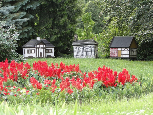 Kolekcja uli w kształcie miniatur najważniejszych zabytków regionu przy dworku - muzeum im. bł . Edmunda Bojanowskiego