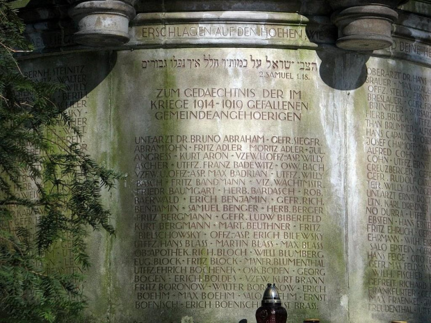 stary cmentarz Żydowski przy ul. Lotniczej, Im dalej się idzie tym bardziej zaniedbany.
