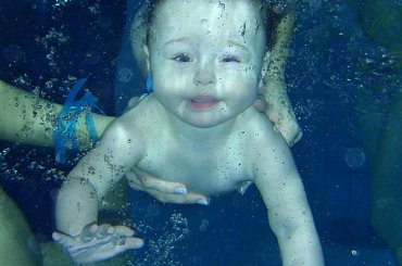 Zdjęcie nie jest wykonane przezemnie, ale chciałam wam pokazać moją małą Syrenkę :) #Pływanie #Maja #Basen #woda