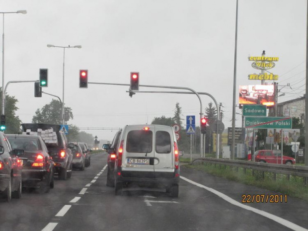 Za Łomiankami zrobiło się trochę luźniej ale i pojawiła się woda z góry