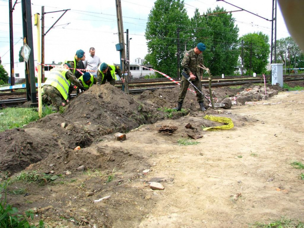 saperzy szukali dokładnie, cały czas coś piszczało w glebie i wyciągali różne żelastwo, amunicja, granaty itp