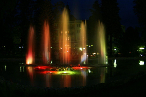Kolorowa fontanna w Polanicy Zdrój #fontanna #PolanicaZdrój