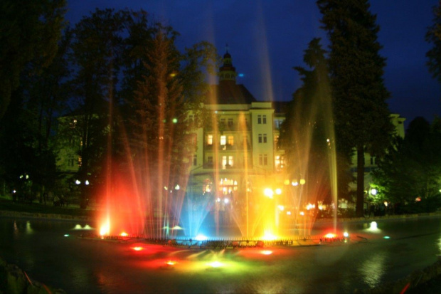 Kolorowa fontanna w Polanicy Zdrój #FontannaPolanicaZdrój
