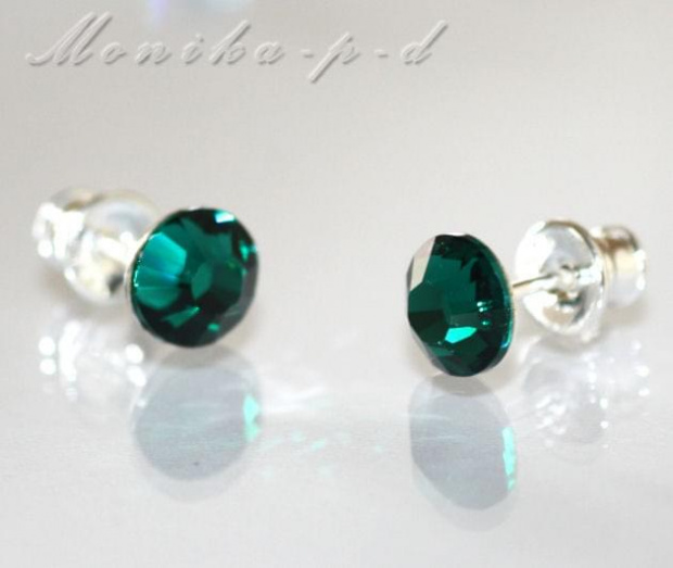 736. SWAROVSKI kolczyki wkrętki kolor Emerald
kryształki o średnicy 6mm
wykończenie - srebro