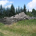 Ruiny szałasu na polanie Kosarzysko w Gorcach #góry #beskidy #gorce #kudłoń
