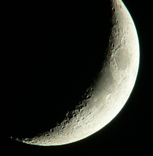 20.05.2007, 23 godz. 18 min.
Zdjęcie robione kilka minut później niż poprzednie z innym czasem. Teraz widać wiecej szczegółów po prawej stronie. #księżyc