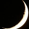 19.05.2007. Brzeg jest prześwietlony , przy terminatorze widać jasne plamy na ciemnym tle, są to wzniesienia na które pada już świetło słoneczne. #księżyc