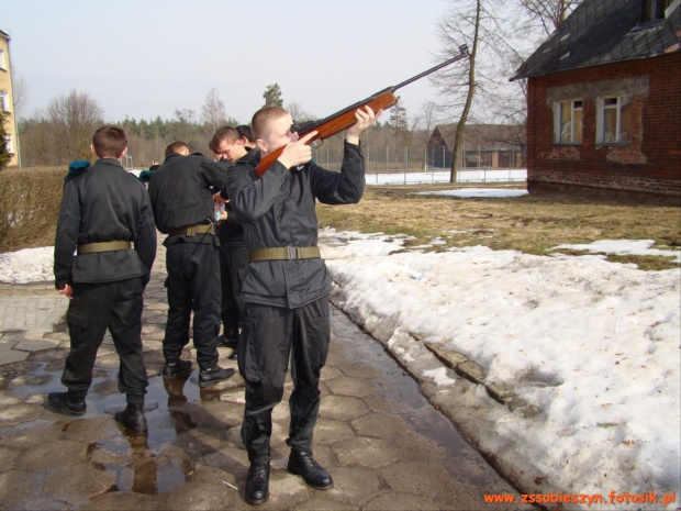 W dniach 19-21 marca odbyło się kolejne zgrupowanie klasy wojkowej Liceum Ogólnokształcącego w Sobieszynie-Brzozowej. Równolegle swój program szkolenia odbywali podchorązowie z WSOSP w Dęblinie #Sobieszyn #Brzozowa #KlasaWojskowa2010