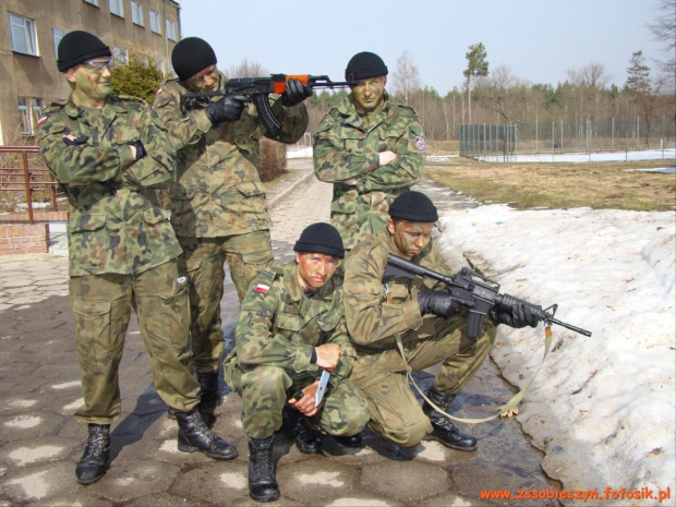 W dniach 19-21 marca odbyło się kolejne zgrupowanie klasy wojskowej Liceum Ogólnokształcącego w Sobieszynie-Brzozowej. Równolegle swój program szkolenia odbywali podchorążowie z WSOSP w Dęblinie #Sobieszyn #Brzozowa #KlasaWojskowa