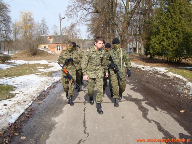 W dniach 19-21 marca odbyło się kolejne zgrupowanie klasy wojskowej Liceum Ogólnokształcącego w Sobieszynie-Brzozowej. Równolegle swój program szkolenia odbywali podchorążowie z WSOSP w Dęblinie #Sobieszyn #Brzozowa #KlasaWojskowa