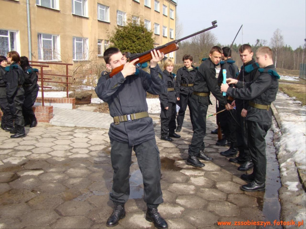 W dniach 19-21 marca odbyło się kolejne zgrupowanie klasy wojkowej Liceum Ogólnokształcącego w Sobieszynie-Brzozowej. Równolegle swój program szkolenia odbywali podchorązowie z WSOSP w Dęblinie #Sobieszyn #Brzozowa #KlasaWojskowa2010