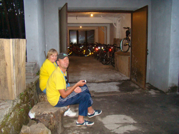 Małgosia K. i Piotrek N. dyżur przy garażu z rowerami #PttkStaszów