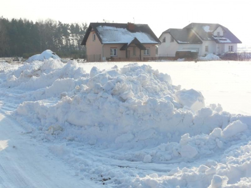 Zwały śniegu na poboczu drogi, Cerekwica. #zima
