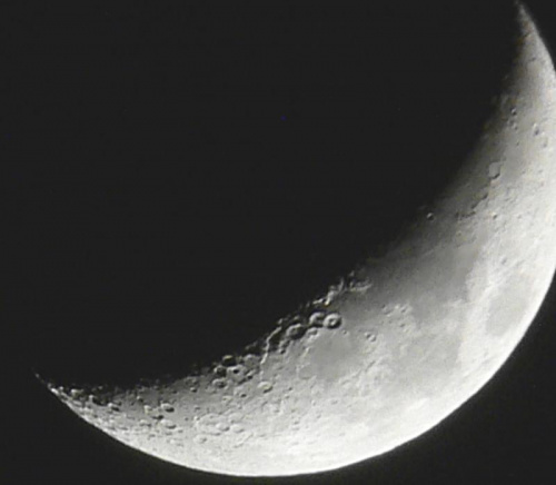 13.01.2008 Widać centralną górkę w jednym z kraterów. #księżyc