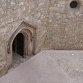 Ściany Castel del Monte mają 25 metrów wysokości, a każdy z 8 bastionów ma 26 metrów. Wewnętrzne boki oktagonu mają 16,5 metra długości, a boki bastionów 3,1 metra.